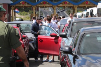 Navijači Rijeke na izlazu Dugopolje uz policijsku pratnju nastavljaju prema Poljudu Navijači Rijeke na izlazu Dugopolje uz policijsku pratnju nastavljaju prema Poljudu