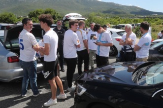 Navijači Rijeke na izlazu Dugopolje uz policijsku pratnju nastavljaju prema Poljudu Navijači Rijeke na izlazu Dugopolje uz policijsku pratnju nastavljaju prema Poljudu