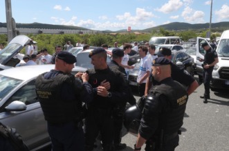 Navijači Rijeke na izlazu Dugopolje uz policijsku pratnju nastavljaju prema Poljudu Navijači Rijeke na izlazu Dugopolje uz policijsku pratnju nastavljaju prema Poljudu