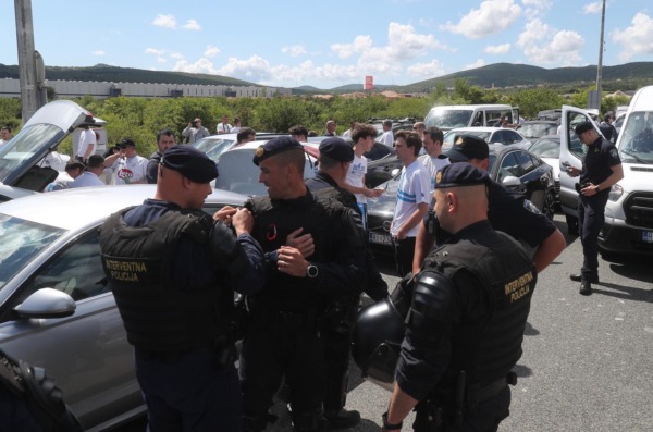 Navijači Rijeke na izlazu Dugopolje uz policijsku pratnju nastavljaju prema Poljudu