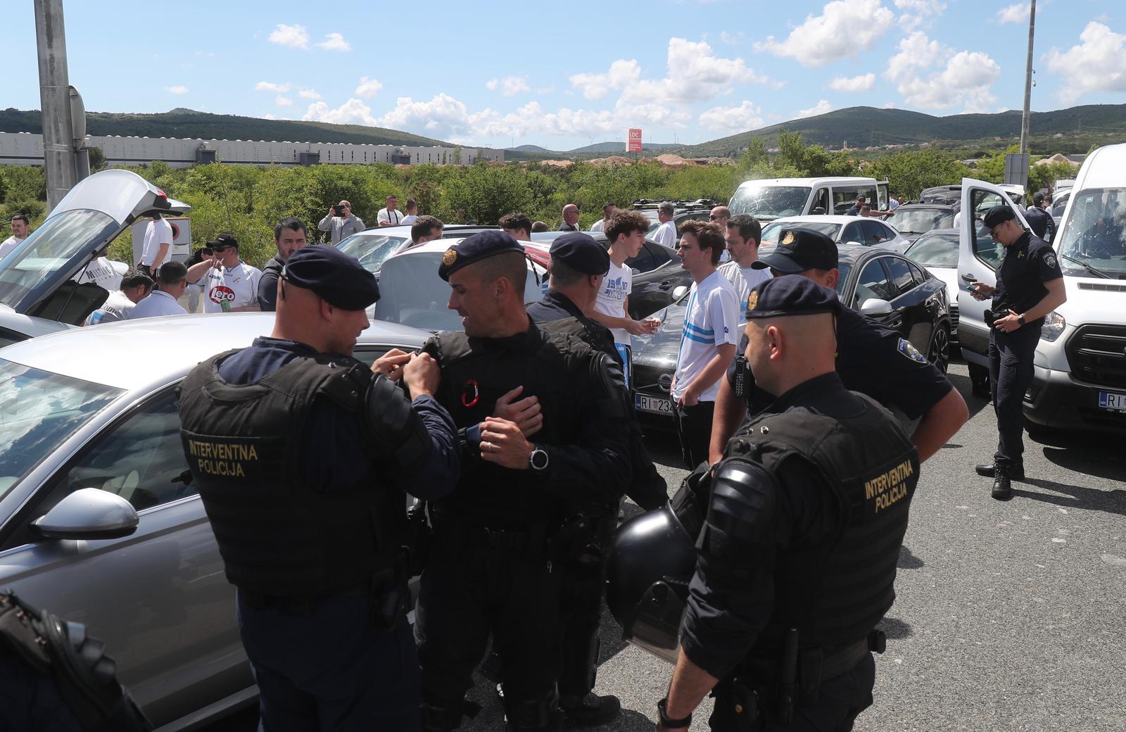 Navijači Rijeke na izlazu Dugopolje uz policijsku pratnju nastavljaju prema Poljudu Navijači Rijeke na izlazu Dugopolje uz policijsku pratnju nastavljaju prema Poljudu