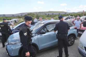 Navijači Rijeke na izlazu Dugopolje uz policijsku pratnju nastavljaju prema Poljudu Navijači Rijeke na izlazu Dugopolje uz policijsku pratnju nastavljaju prema Poljudu