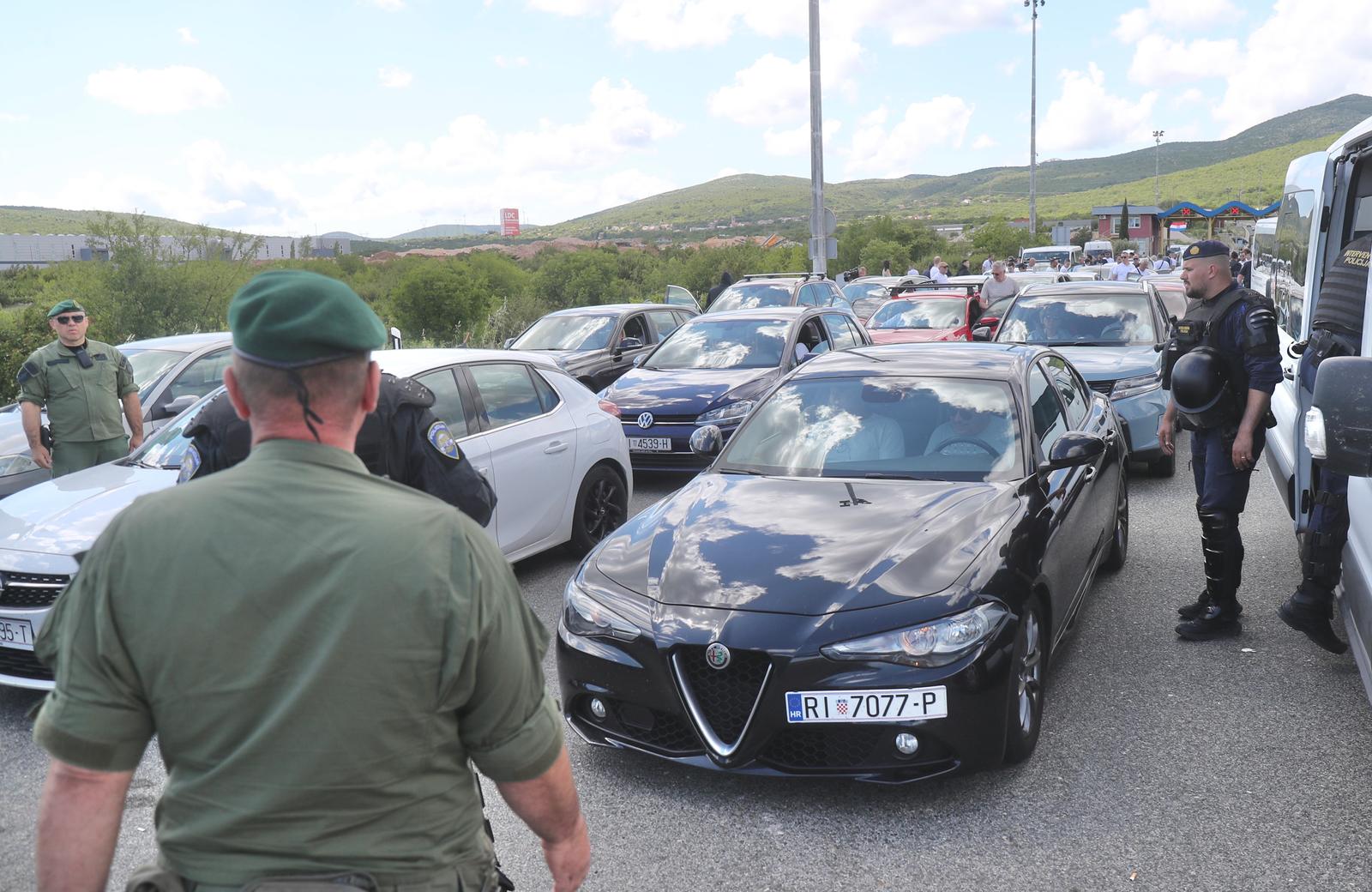 Navijači Rijeke na izlazu Dugopolje uz policijsku pratnju nastavljaju prema Poljudu Navijači Rijeke na izlazu Dugopolje uz policijsku pratnju nastavljaju prema Poljudu