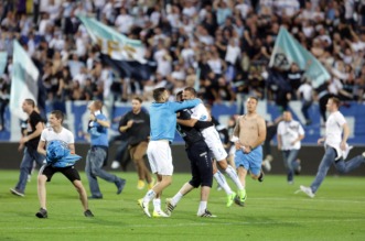 ARHIVA – 2017. Rijeka: Navija?i utr?ali u teren i s igra?ima proslavili povijesni naslov prvaka Hrvatske ARHIVA – 2017. Rijeka: Navija?i utr?ali u teren i s igra?ima proslavili povijesni naslov prvaka Hrvatske
