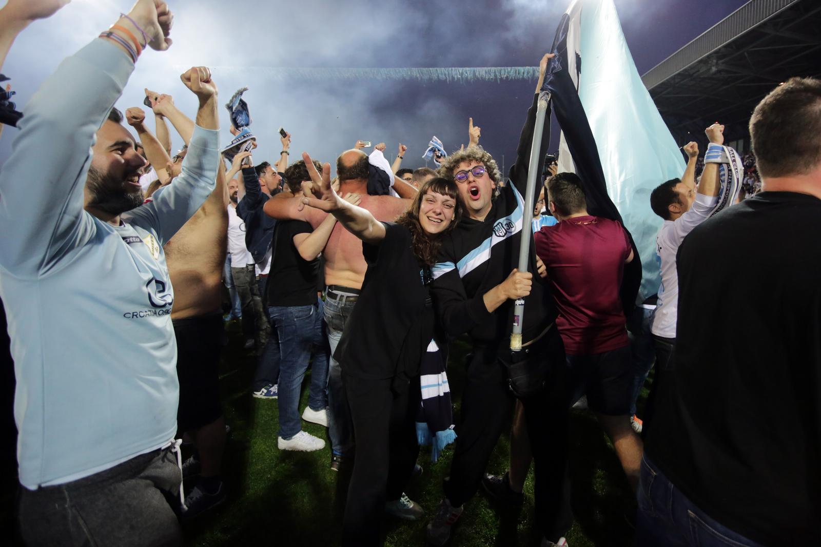ARHIVA – 2017. Rijeka: Navija?i utr?ali u teren i s igra?ima proslavili povijesni naslov prvaka Hrvatske ARHIVA – 2017. Rijeka: Navija?i utr?ali u teren i s igra?ima proslavili povijesni naslov prvaka Hrvatske