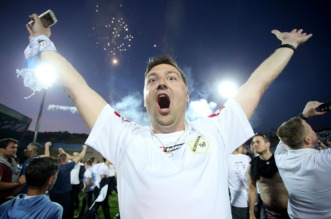 ARHIVA – 2017. Rijeka: Navija?i utr?ali u teren i s igra?ima proslavili povijesni naslov prvaka Hrvatske ARHIVA – 2017. Rijeka: Navija?i utr?ali u teren i s igra?ima proslavili povijesni naslov prvaka Hrvatske