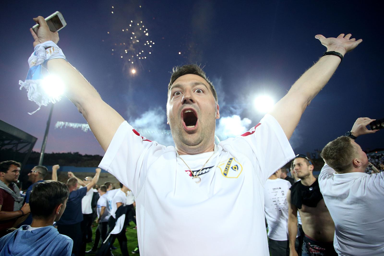 ARHIVA – 2017. Rijeka: Navija?i utr?ali u teren i s igra?ima proslavili povijesni naslov prvaka Hrvatske ARHIVA – 2017. Rijeka: Navija?i utr?ali u teren i s igra?ima proslavili povijesni naslov prvaka Hrvatske