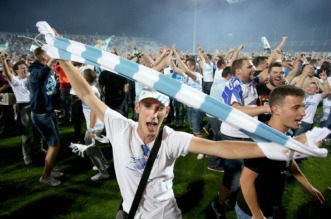 ARHIVA – 2017. Rijeka: Navija?i utr?ali u teren i s igra?ima proslavili povijesni naslov prvaka Hrvatske ARHIVA – 2017. Rijeka: Navija?i utr?ali u teren i s igra?ima proslavili povijesni naslov prvaka Hrvatske