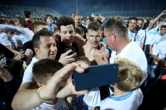 ARHIVA – 2017. Rijeka: Navija?i utr?ali u teren i s igra?ima proslavili povijesni naslov prvaka Hrvatske ARHIVA – 2017. Rijeka: Navija?i utr?ali u teren i s igra?ima proslavili povijesni naslov prvaka Hrvatske