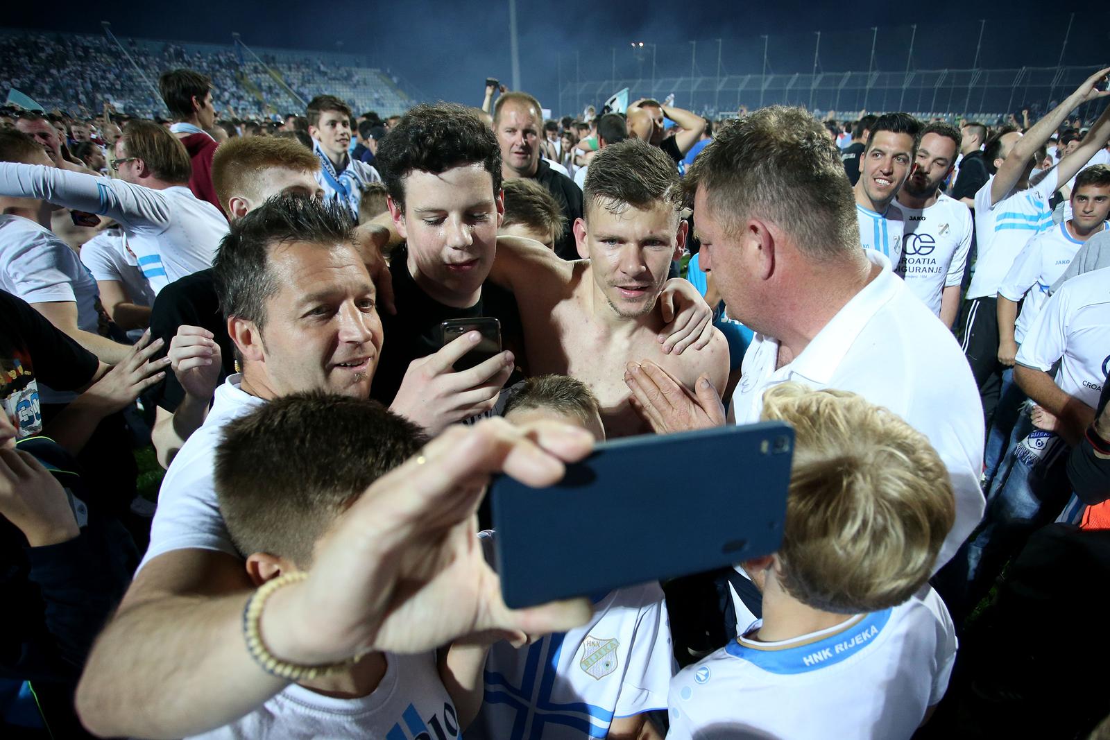 ARHIVA – 2017. Rijeka: Navija?i utr?ali u teren i s igra?ima proslavili povijesni naslov prvaka Hrvatske ARHIVA – 2017. Rijeka: Navija?i utr?ali u teren i s igra?ima proslavili povijesni naslov prvaka Hrvatske