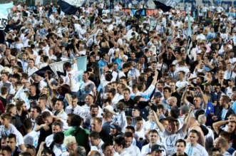 ARHIVA – 2017. Rijeka: Navija?i utr?ali u teren i s igra?ima proslavili povijesni naslov prvaka Hrvatske ARHIVA – 2017. Rijeka: Navija?i utr?ali u teren i s igra?ima proslavili povijesni naslov prvaka Hrvatske