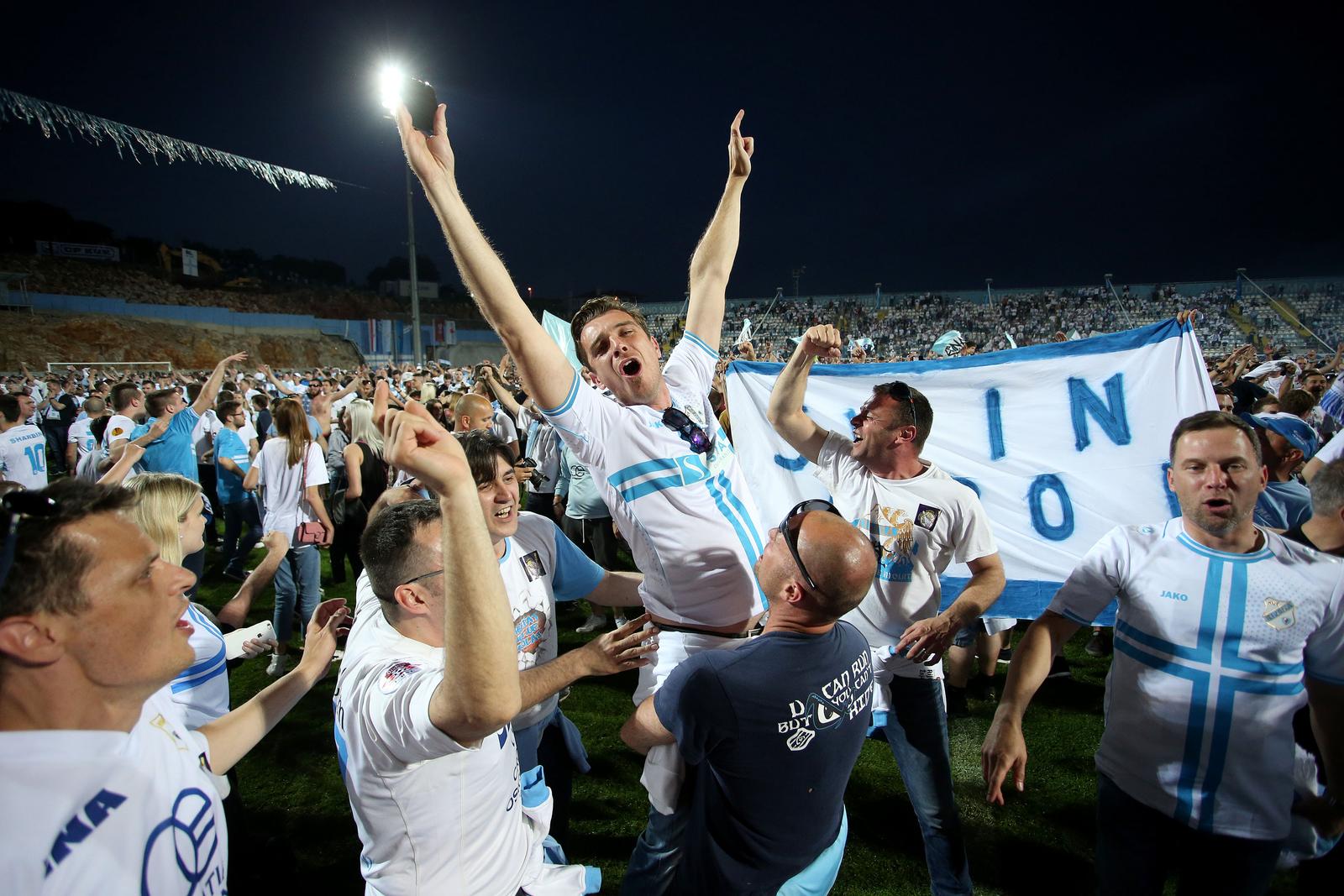 ARHIVA – 2017. Rijeka: Navija?i utr?ali u teren i s igra?ima proslavili povijesni naslov prvaka Hrvatske ARHIVA – 2017. Rijeka: Navija?i utr?ali u teren i s igra?ima proslavili povijesni naslov prvaka Hrvatske