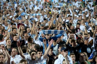 ARHIVA – 2017. Rijeka: Navija?i utr?ali u teren i s igra?ima proslavili povijesni naslov prvaka Hrvatske ARHIVA – 2017. Rijeka: Navija?i utr?ali u teren i s igra?ima proslavili povijesni naslov prvaka Hrvatske