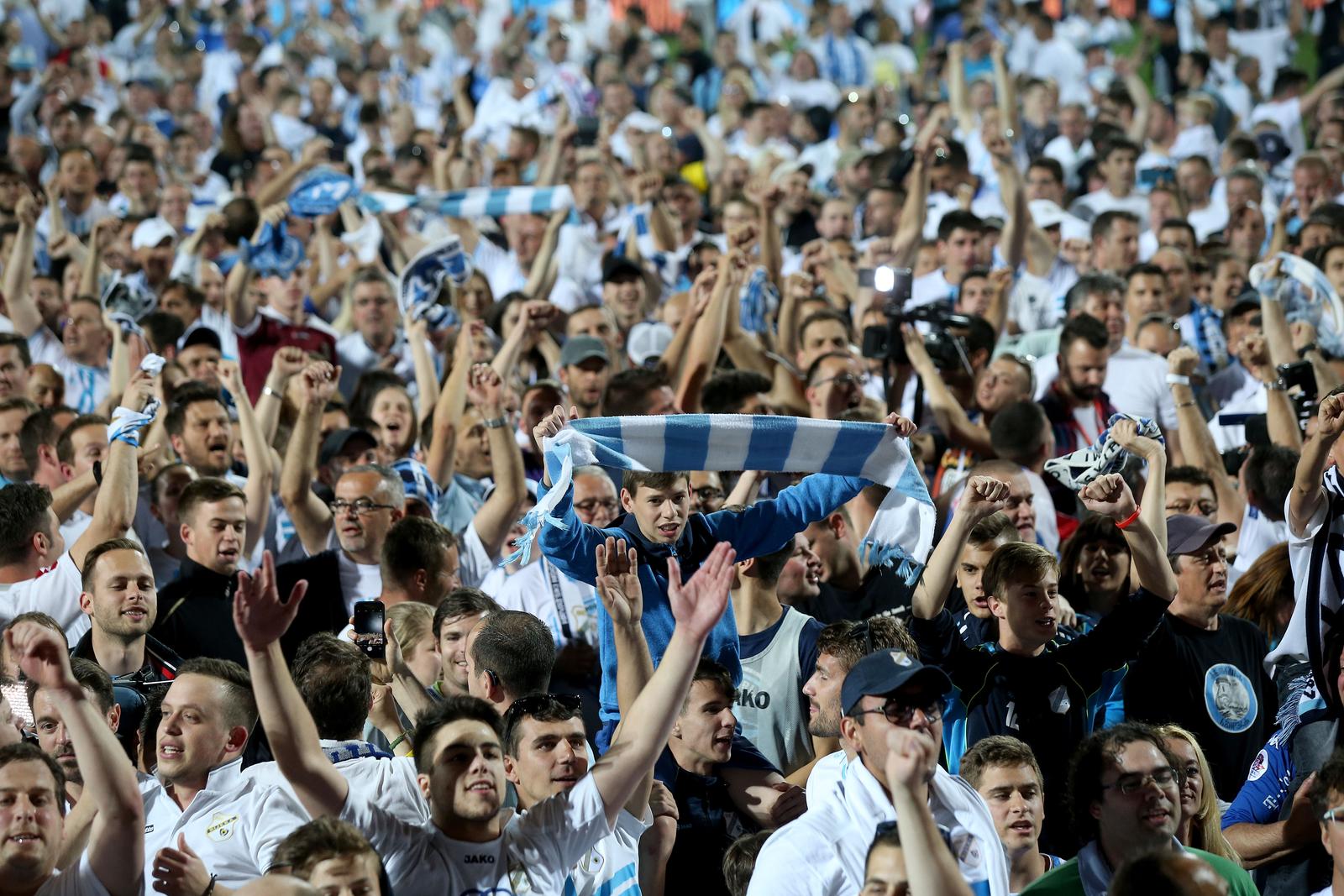 ARHIVA – 2017. Rijeka: Navija?i utr?ali u teren i s igra?ima proslavili povijesni naslov prvaka Hrvatske ARHIVA – 2017. Rijeka: Navija?i utr?ali u teren i s igra?ima proslavili povijesni naslov prvaka Hrvatske