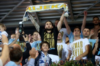 ARHIVA – 2017. Rijeka: Navija?i utr?ali u teren i s igra?ima proslavili povijesni naslov prvaka Hrvatske ARHIVA – 2017. Rijeka: Navija?i utr?ali u teren i s igra?ima proslavili povijesni naslov prvaka Hrvatske