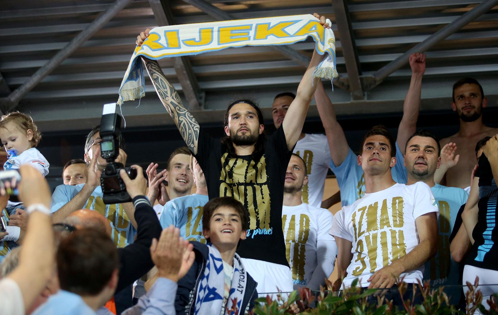 ARHIVA – 2017. Rijeka: Navija?i utr?ali u teren i s igra?ima proslavili povijesni naslov prvaka Hrvatske ARHIVA – 2017. Rijeka: Navija?i utr?ali u teren i s igra?ima proslavili povijesni naslov prvaka Hrvatske