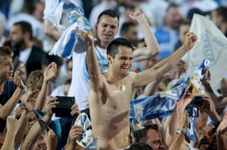 ARHIVA – 2017. Rijeka: Navija?i utr?ali u teren i s igra?ima proslavili povijesni naslov prvaka Hrvatske ARHIVA – 2017. Rijeka: Navija?i utr?ali u teren i s igra?ima proslavili povijesni naslov prvaka Hrvatske
