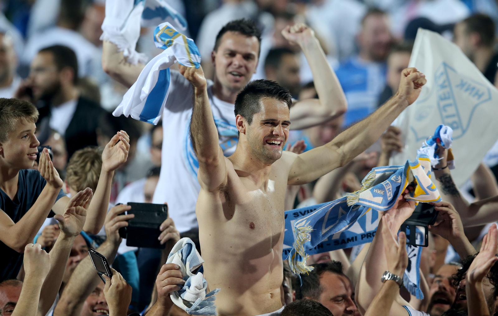 ARHIVA – 2017. Rijeka: Navija?i utr?ali u teren i s igra?ima proslavili povijesni naslov prvaka Hrvatske ARHIVA – 2017. Rijeka: Navija?i utr?ali u teren i s igra?ima proslavili povijesni naslov prvaka Hrvatske