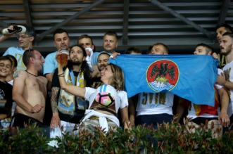 ARHIVA – 2017. Rijeka: Navija?i utr?ali u teren i s igra?ima proslavili povijesni naslov prvaka Hrvatske ARHIVA – 2017. Rijeka: Navija?i utr?ali u teren i s igra?ima proslavili povijesni naslov prvaka Hrvatske