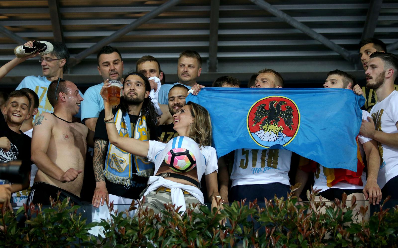 ARHIVA – 2017. Rijeka: Navija?i utr?ali u teren i s igra?ima proslavili povijesni naslov prvaka Hrvatske ARHIVA – 2017. Rijeka: Navija?i utr?ali u teren i s igra?ima proslavili povijesni naslov prvaka Hrvatske