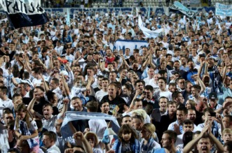 ARHIVA – 2017. Rijeka: Navija?i utr?ali u teren i s igra?ima proslavili povijesni naslov prvaka Hrvatske ARHIVA – 2017. Rijeka: Navija?i utr?ali u teren i s igra?ima proslavili povijesni naslov prvaka Hrvatske