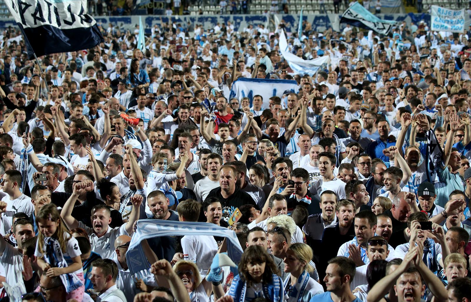 ARHIVA – 2017. Rijeka: Navija?i utr?ali u teren i s igra?ima proslavili povijesni naslov prvaka Hrvatske ARHIVA – 2017. Rijeka: Navija?i utr?ali u teren i s igra?ima proslavili povijesni naslov prvaka Hrvatske
