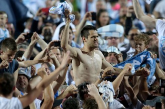 ARHIVA – 2017. Rijeka: Navija?i utr?ali u teren i s igra?ima proslavili povijesni naslov prvaka Hrvatske ARHIVA – 2017. Rijeka: Navija?i utr?ali u teren i s igra?ima proslavili povijesni naslov prvaka Hrvatske