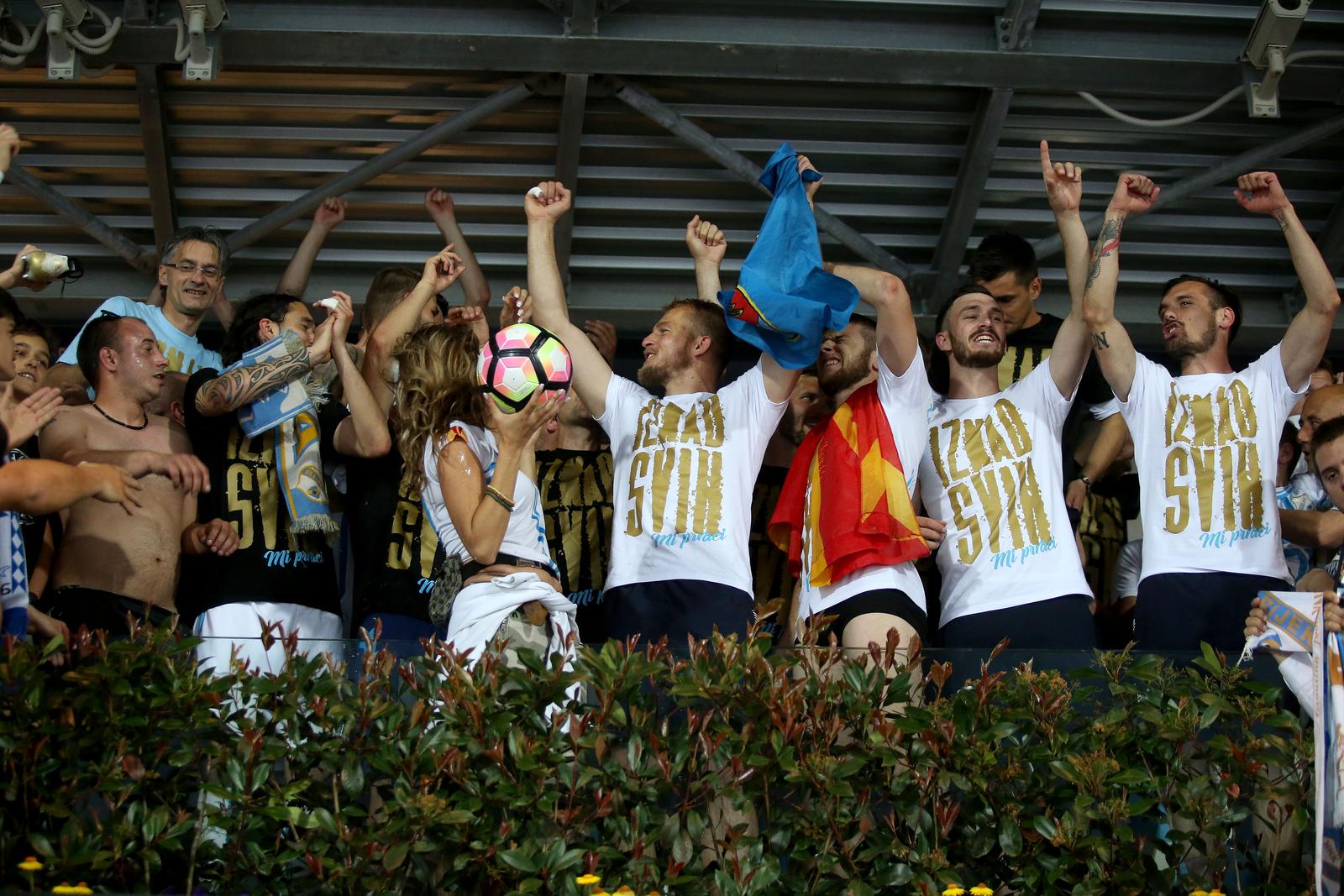ARHIVA – 2017. Rijeka: Navija?i utr?ali u teren i s igra?ima proslavili povijesni naslov prvaka Hrvatske ARHIVA – 2017. Rijeka: Navija?i utr?ali u teren i s igra?ima proslavili povijesni naslov prvaka Hrvatske