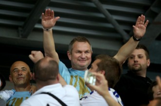ARHIVA – 2017. Rijeka: Navija?i utr?ali u teren i s igra?ima proslavili povijesni naslov prvaka Hrvatske ARHIVA – 2017. Rijeka: Navija?i utr?ali u teren i s igra?ima proslavili povijesni naslov prvaka Hrvatske