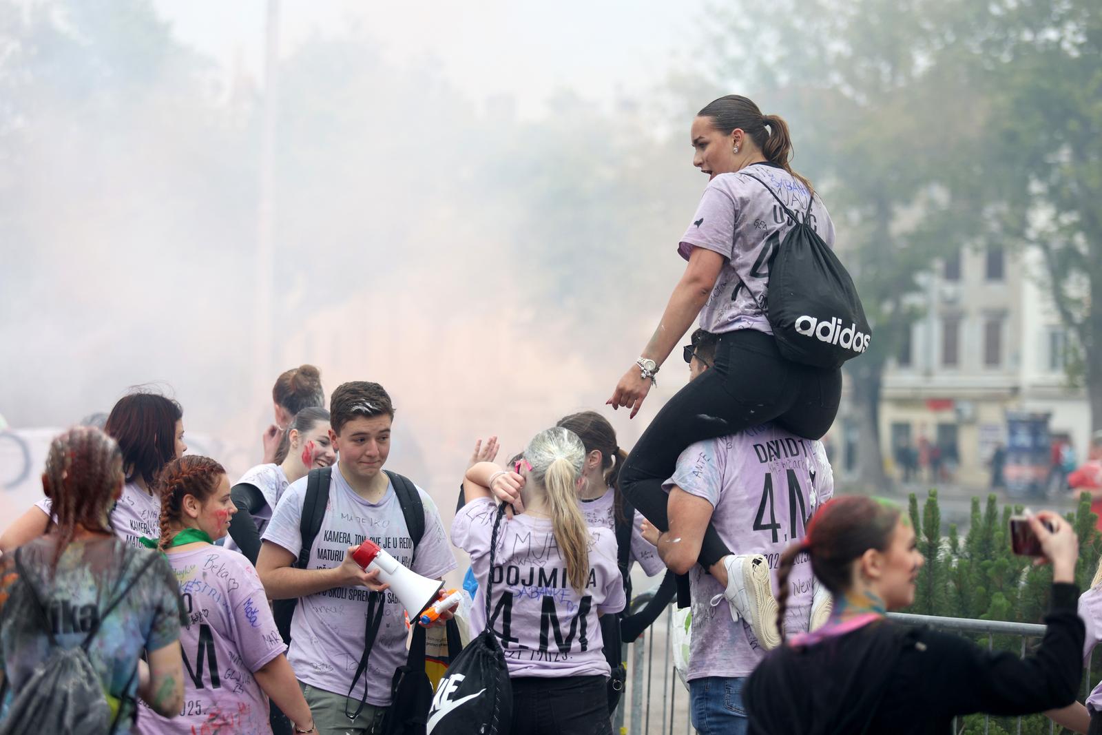 Rijeka: Maturanti srednjih škola širom grada slave kraj srednjoškolskog obrazovanja Rijeka: Maturanti srednjih škola širom grada slave kraj srednjoškolskog obrazovanja