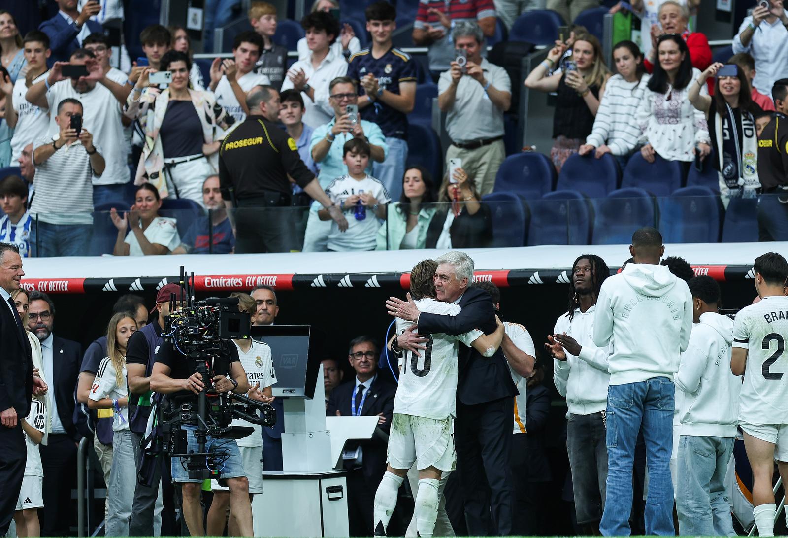 Madrid: Emotivan rastanak Luke Modrića s Real Madridom pred tisućama navijača