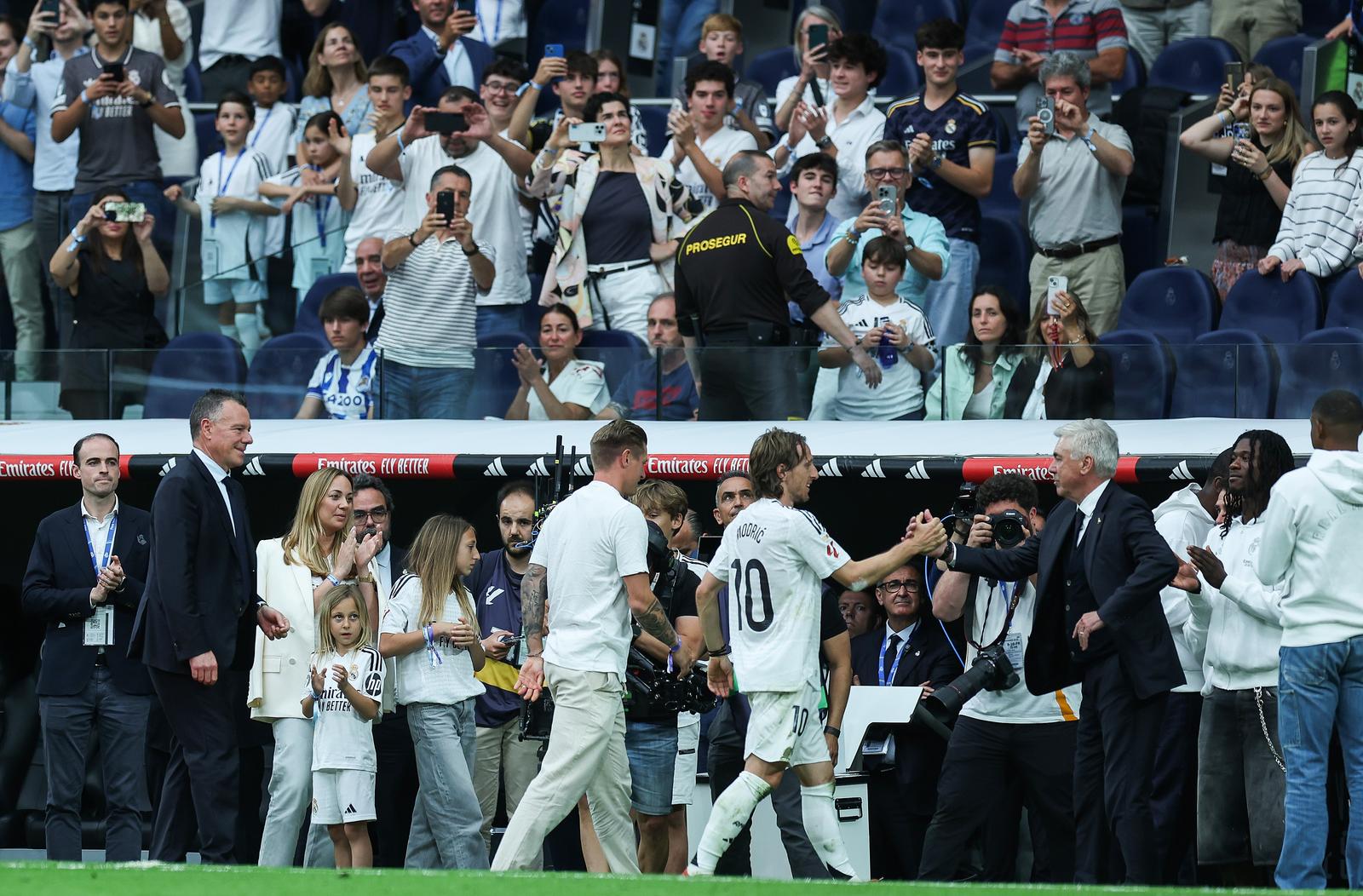 Madrid: Emotivan rastanak Luke Modrića s Real Madridom pred tisućama navijača