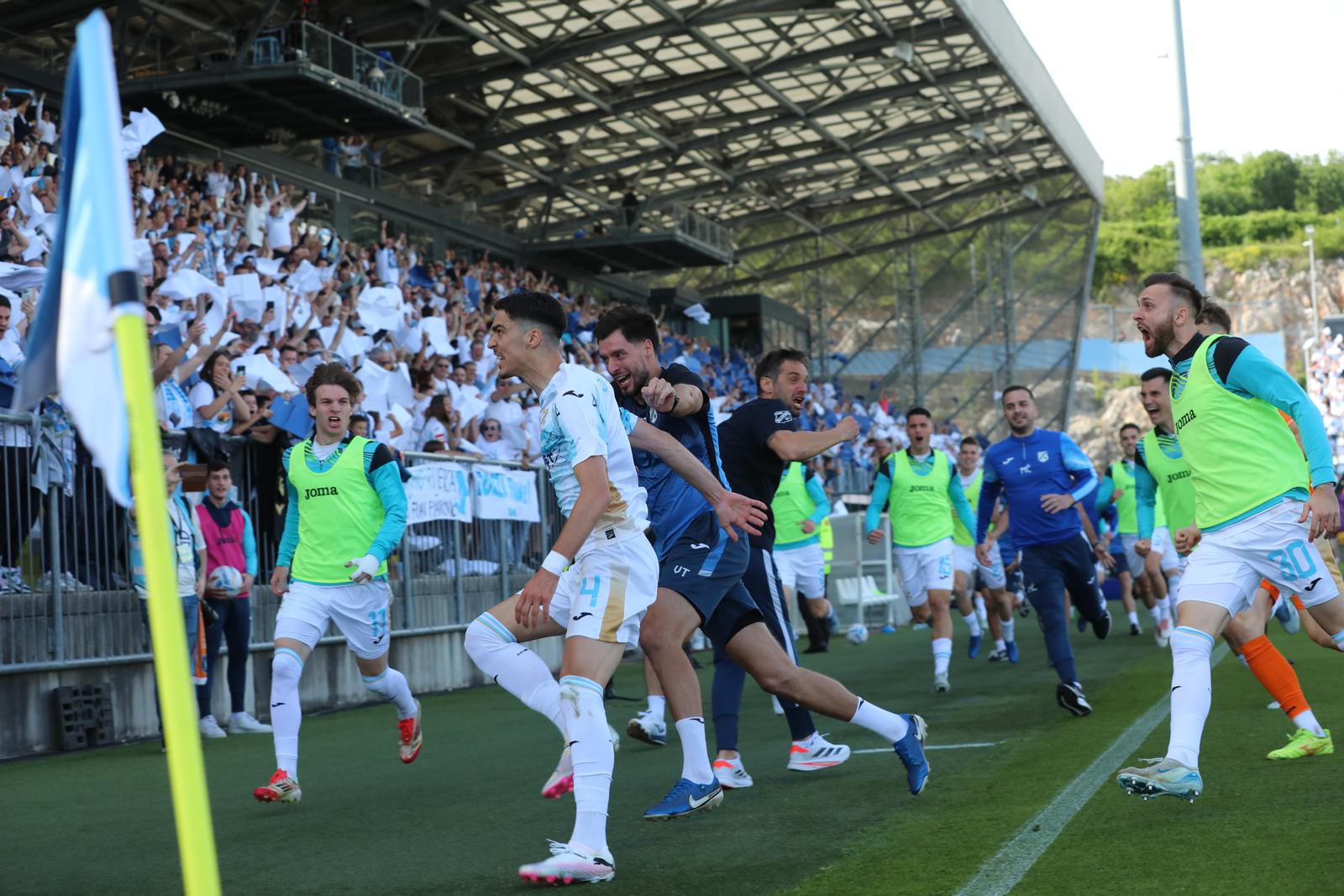 Rijeka zabija prvi gol u susretu s Belupom, slavlje na terenu Rijeka zabija prvi gol u susretu s Belupom, slavlje na terenu