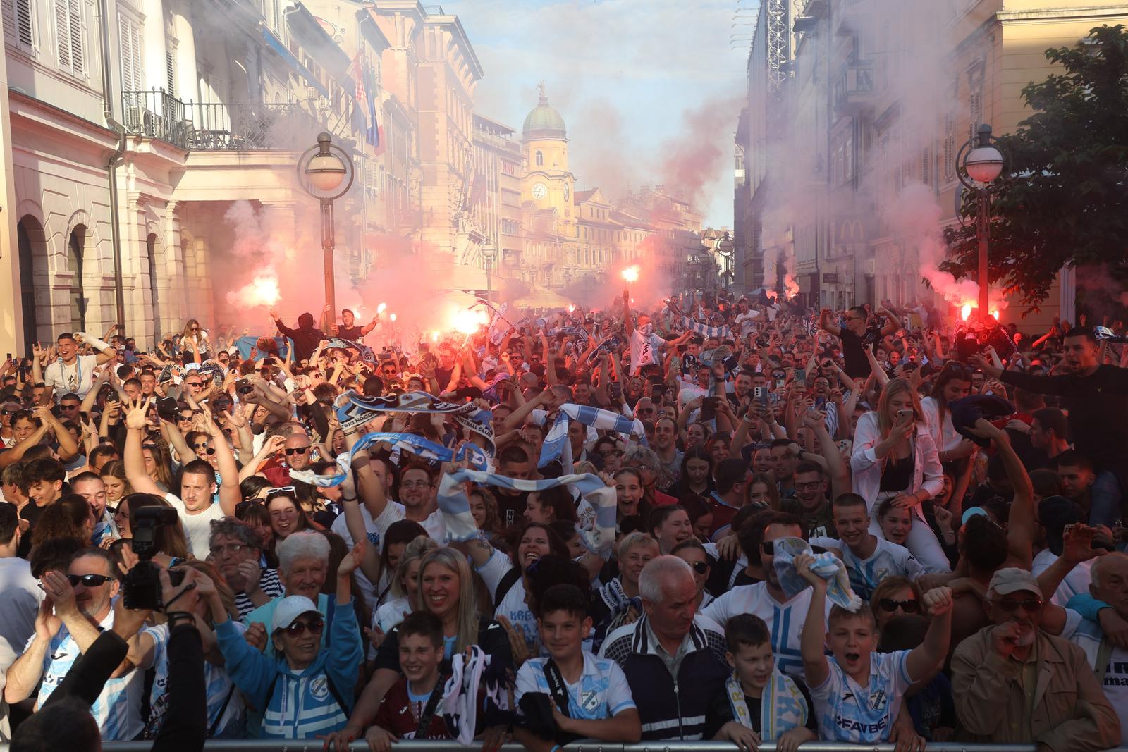 Rijeka: Tisuće navijača HNK Rijeke na Korzu slavi osvajanje prvenstva Hrvatske Rijeka: Tisuće navijača HNK Rijeke na Korzu slavi osvajanje prvenstva Hrvatske