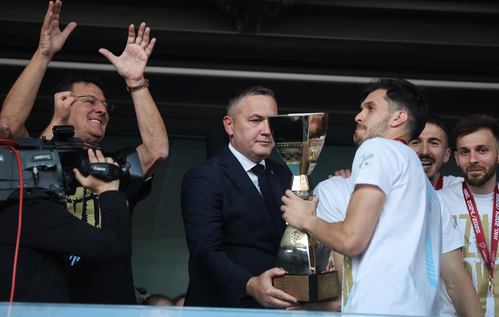 Igrači HNK Rijeka, prvaci Hrvatske, podigli su svoj pehar Igrači HNK Rijeka, prvaci Hrvatske, podigli su svoj pehar