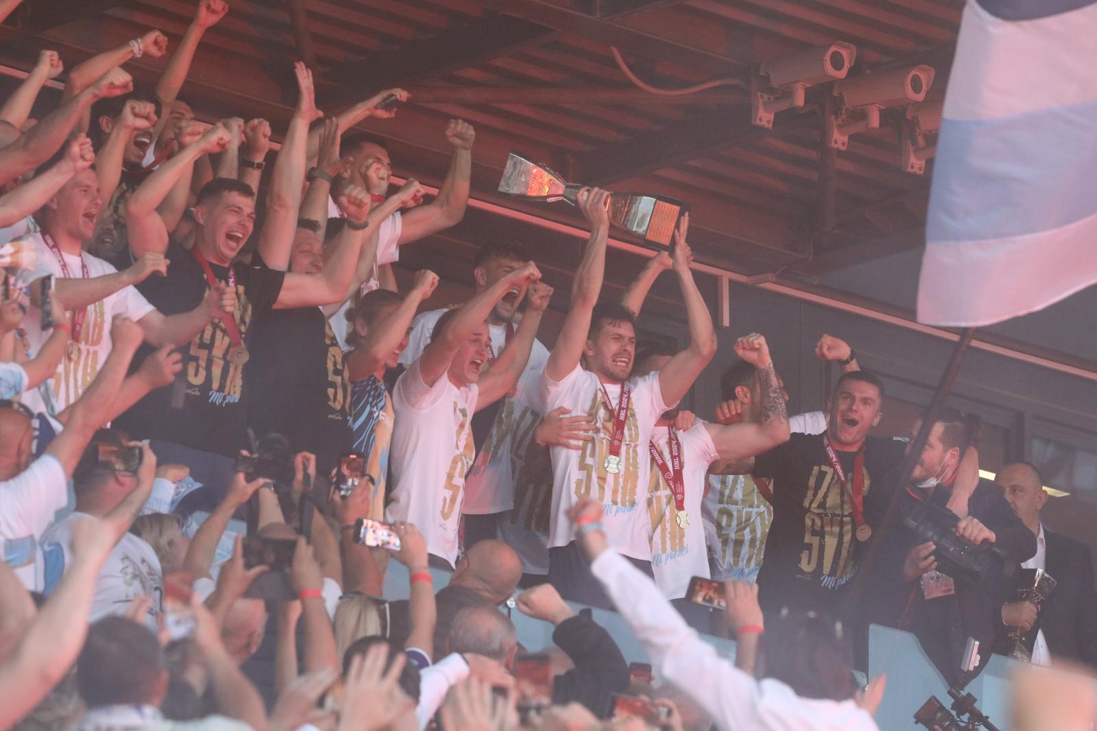 Igrači HNK Rijeka, prvaci Hrvatske, podigli su svoj pehar Igrači HNK Rijeka, prvaci Hrvatske, podigli su svoj pehar