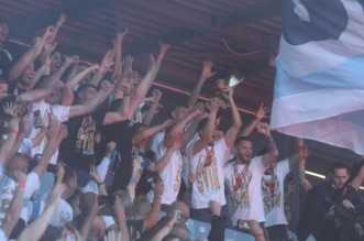Igrači HNK Rijeka, prvaci Hrvatske, podigli su svoj pehar Igrači HNK Rijeka, prvaci Hrvatske, podigli su svoj pehar