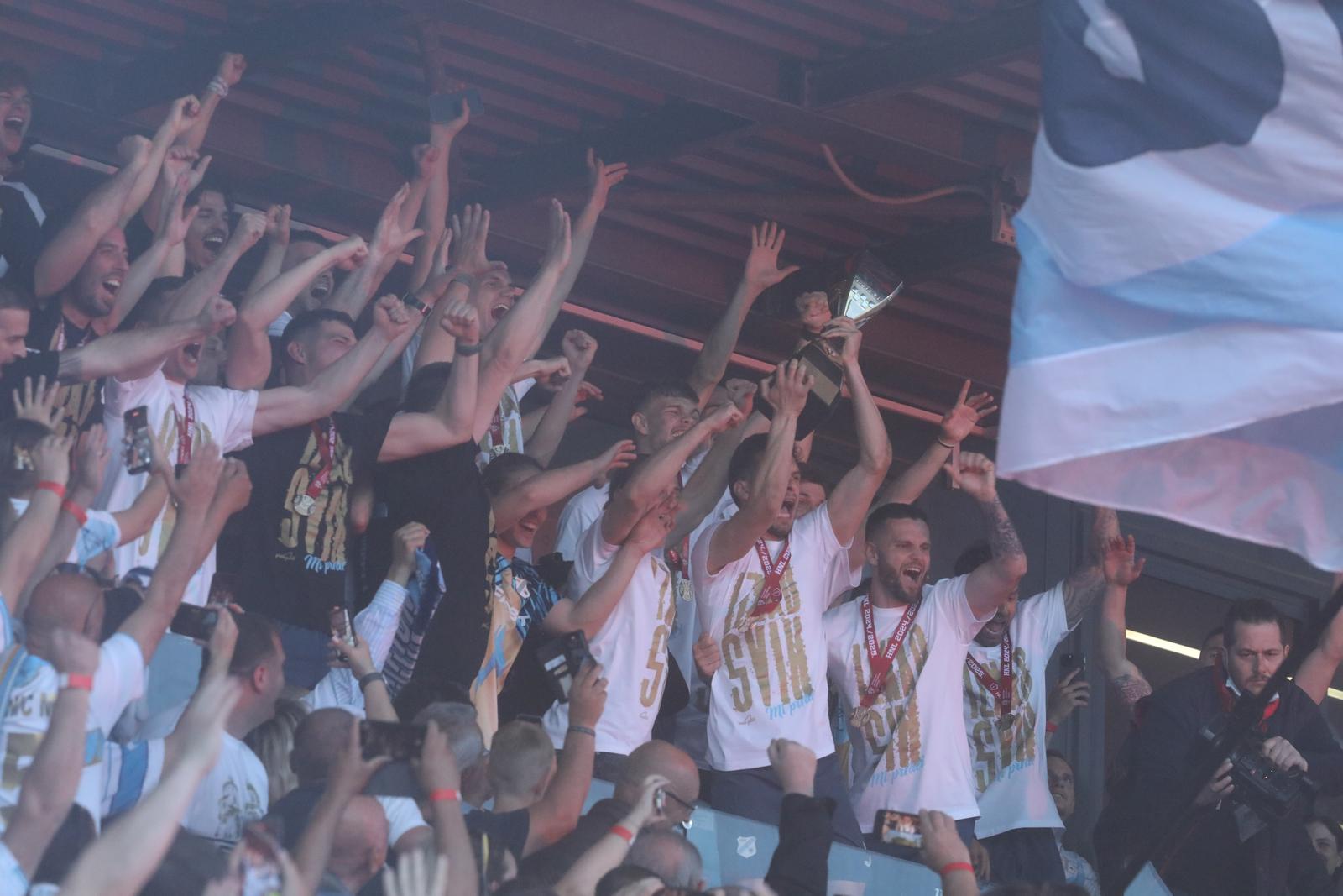 Igrači HNK Rijeka, prvaci Hrvatske, podigli su svoj pehar Igrači HNK Rijeka, prvaci Hrvatske, podigli su svoj pehar