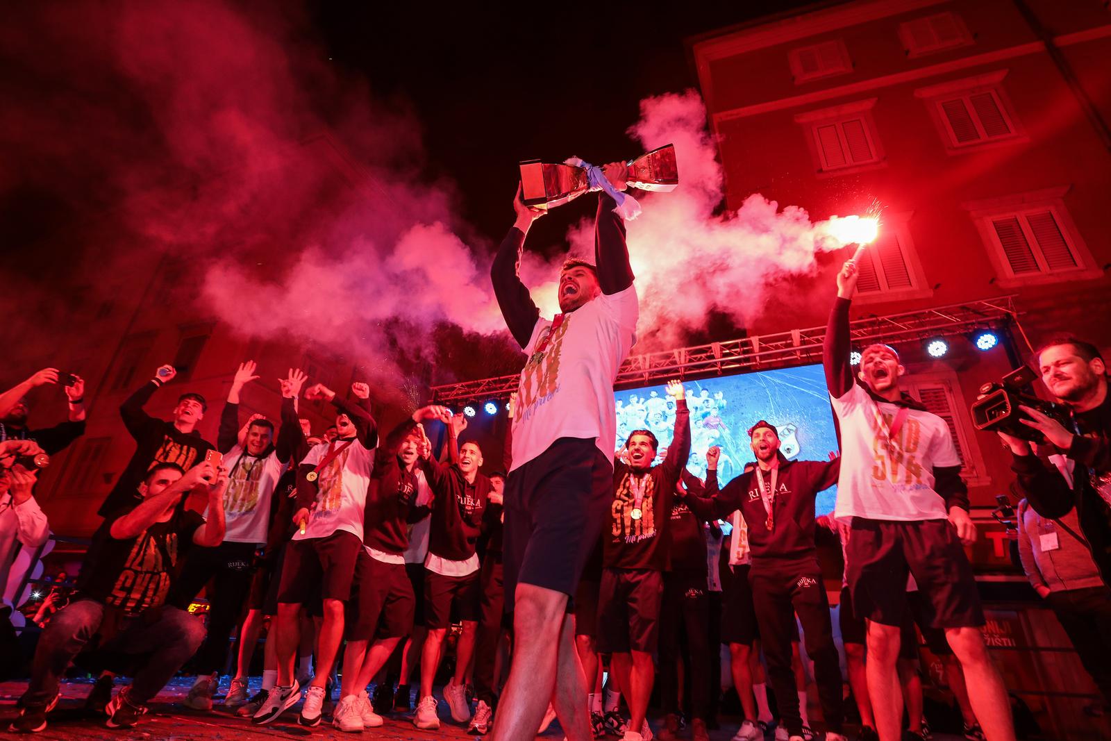Igrači HNK Rijeka s navijačima na Korzu proslavili osvajanje prvenstva Hrvatske