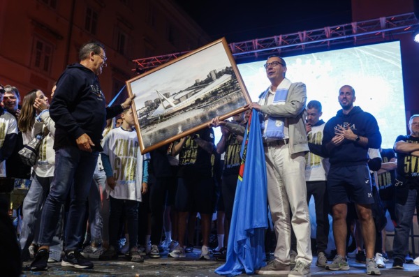 Igrači HNK Rijeka s navijačima na Korzu proslavili osvajanje prvenstva Hrvatske