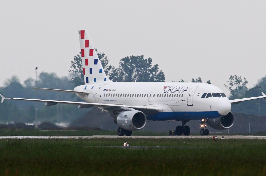Zagreb: Airbus A319 na pisti Zra?ne luke Zagreb Zagreb: Airbus A319 na pisti Zra?ne luke Zagreb