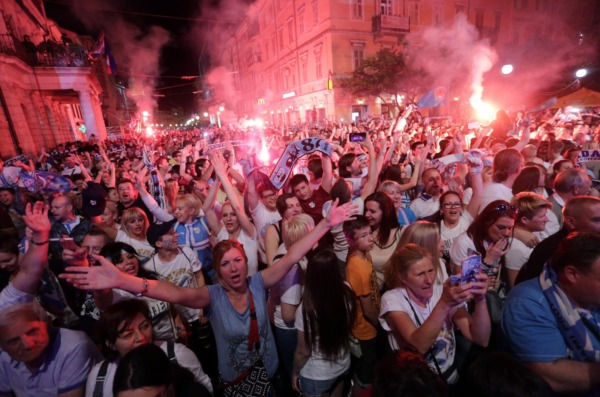 Rijeka: Korzo je gorio dugo u no?, prvaci Hrvatske u nogometu dobili do?ek za pam?enje