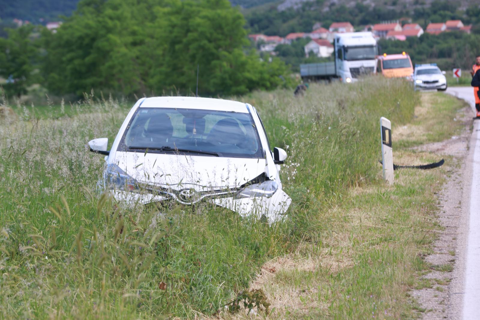 Sinj: Prometna nesreća na cesti Sinj – Otok, ozlijeđeno pet osoba Sinj: Prometna nesreća na cesti Sinj – Otok, ozlijeđeno pet osoba