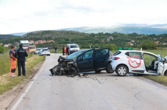 Sinj: Prometna nesreća na cesti Sinj – Otok, ozlijeđeno pet osoba Sinj: Prometna nesreća na cesti Sinj – Otok, ozlijeđeno pet osoba