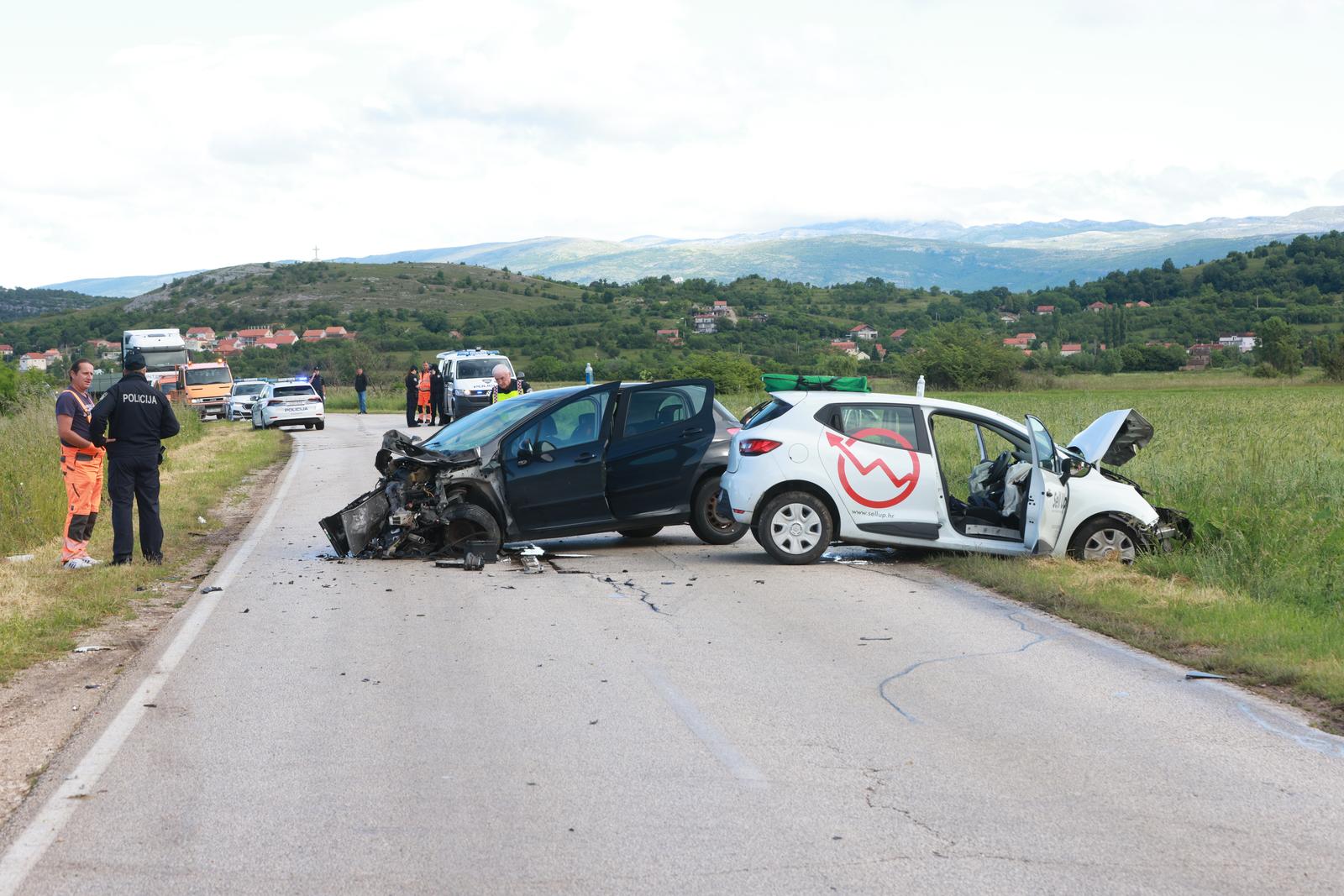 Sinj: Prometna nesreća na cesti Sinj – Otok, ozlijeđeno pet osoba Sinj: Prometna nesreća na cesti Sinj – Otok, ozlijeđeno pet osoba