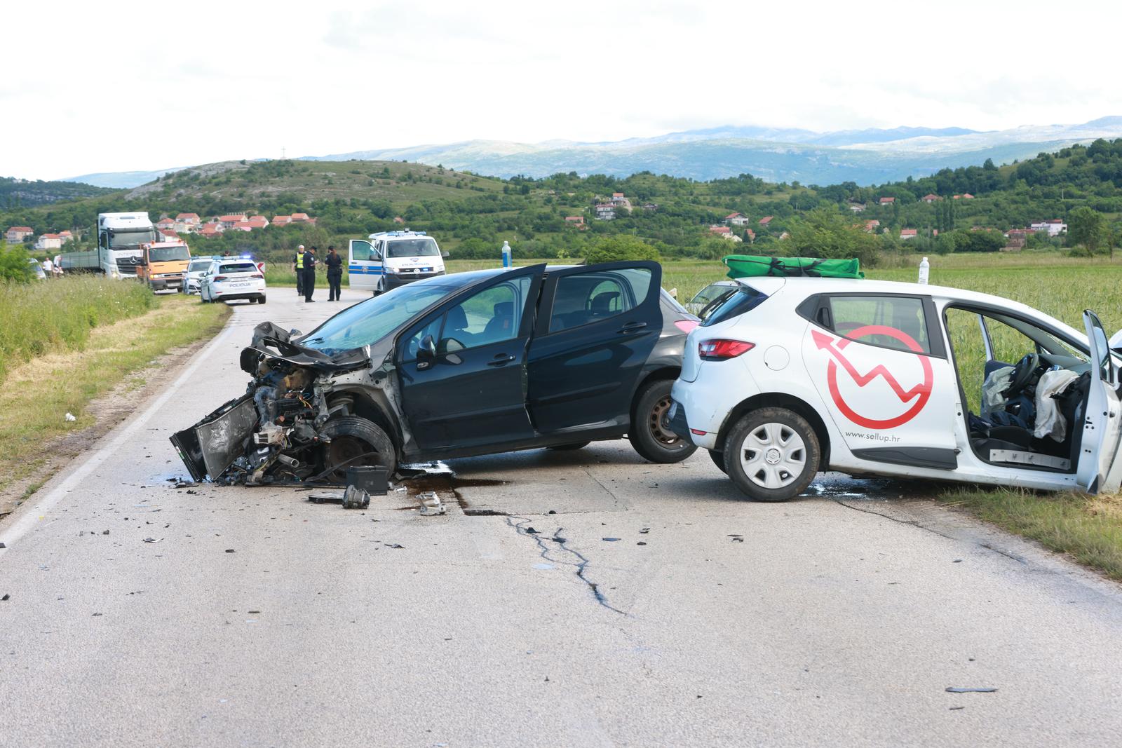 Sinj: Prometna nesreća na cesti Sinj – Otok, ozlijeđeno pet osoba Sinj: Prometna nesreća na cesti Sinj – Otok, ozlijeđeno pet osoba
