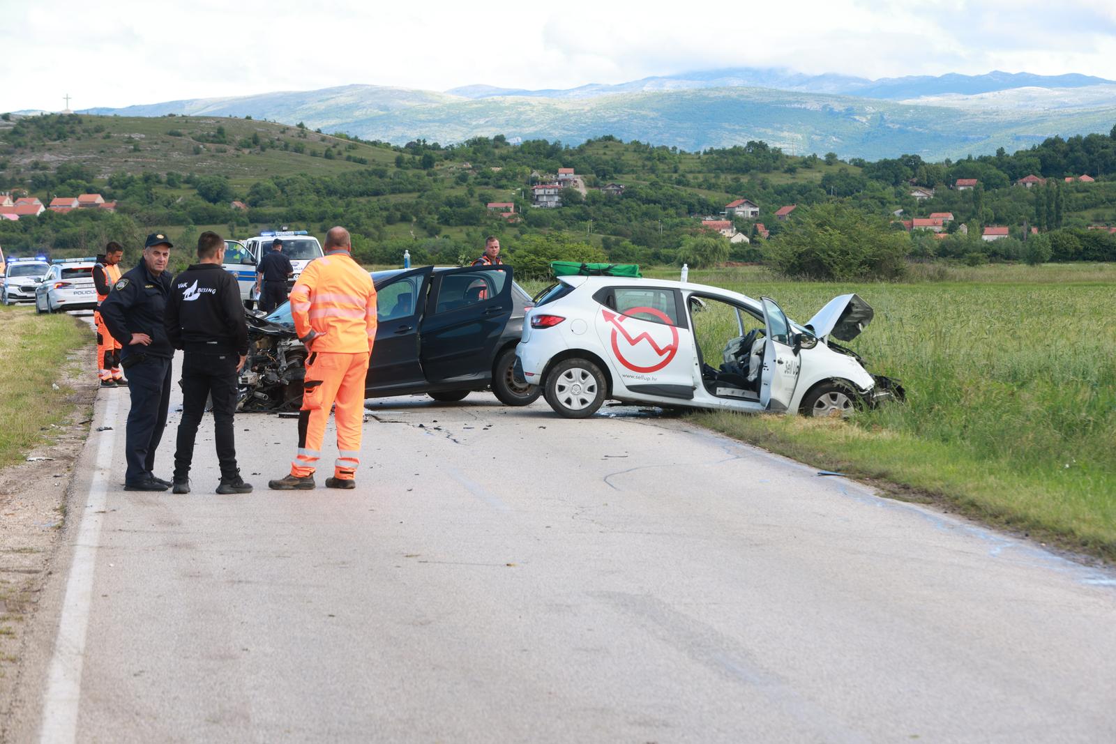 Sinj: Prometna nesreća na cesti Sinj – Otok, ozlijeđeno pet osoba Sinj: Prometna nesreća na cesti Sinj – Otok, ozlijeđeno pet osoba
