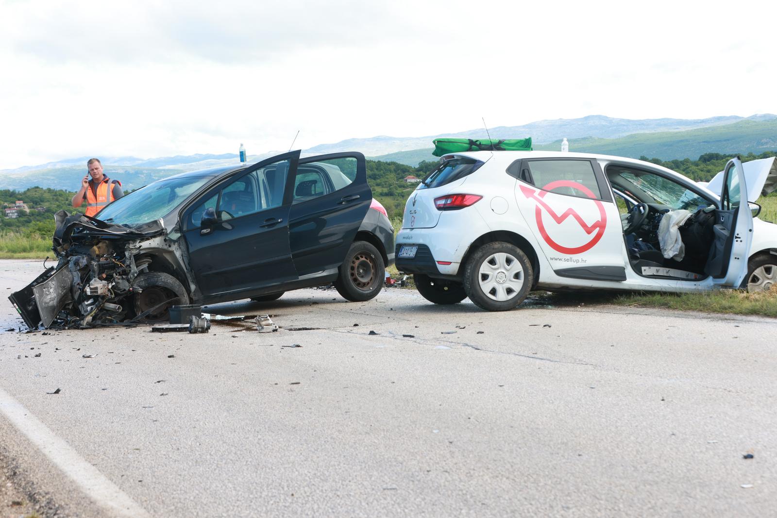 Sinj: Prometna nesreća na cesti Sinj – Otok, ozlijeđeno pet osoba Sinj: Prometna nesreća na cesti Sinj – Otok, ozlijeđeno pet osoba