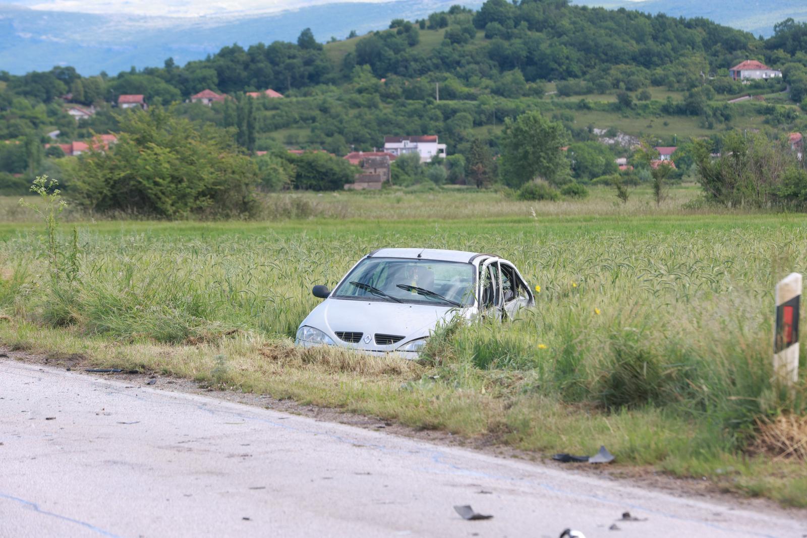 Sinj: Prometna nesreća na cesti Sinj – Otok, ozlijeđeno pet osoba Sinj: Prometna nesreća na cesti Sinj – Otok, ozlijeđeno pet osoba
