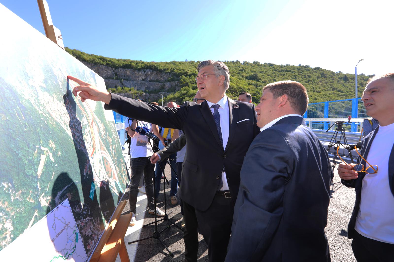 Rijeka: Premijer Plenković i ministar Butković obišli novi vijadukt na čvoru Orehovica Rijeka: Premijer Plenković i ministar Butković obišli novi vijadukt na čvoru Orehovica